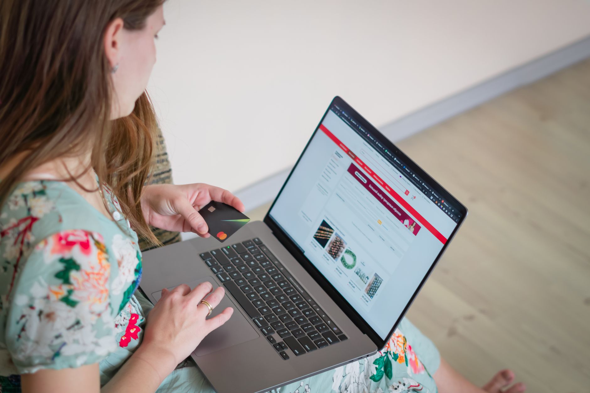 Mulher digitando em um notebook