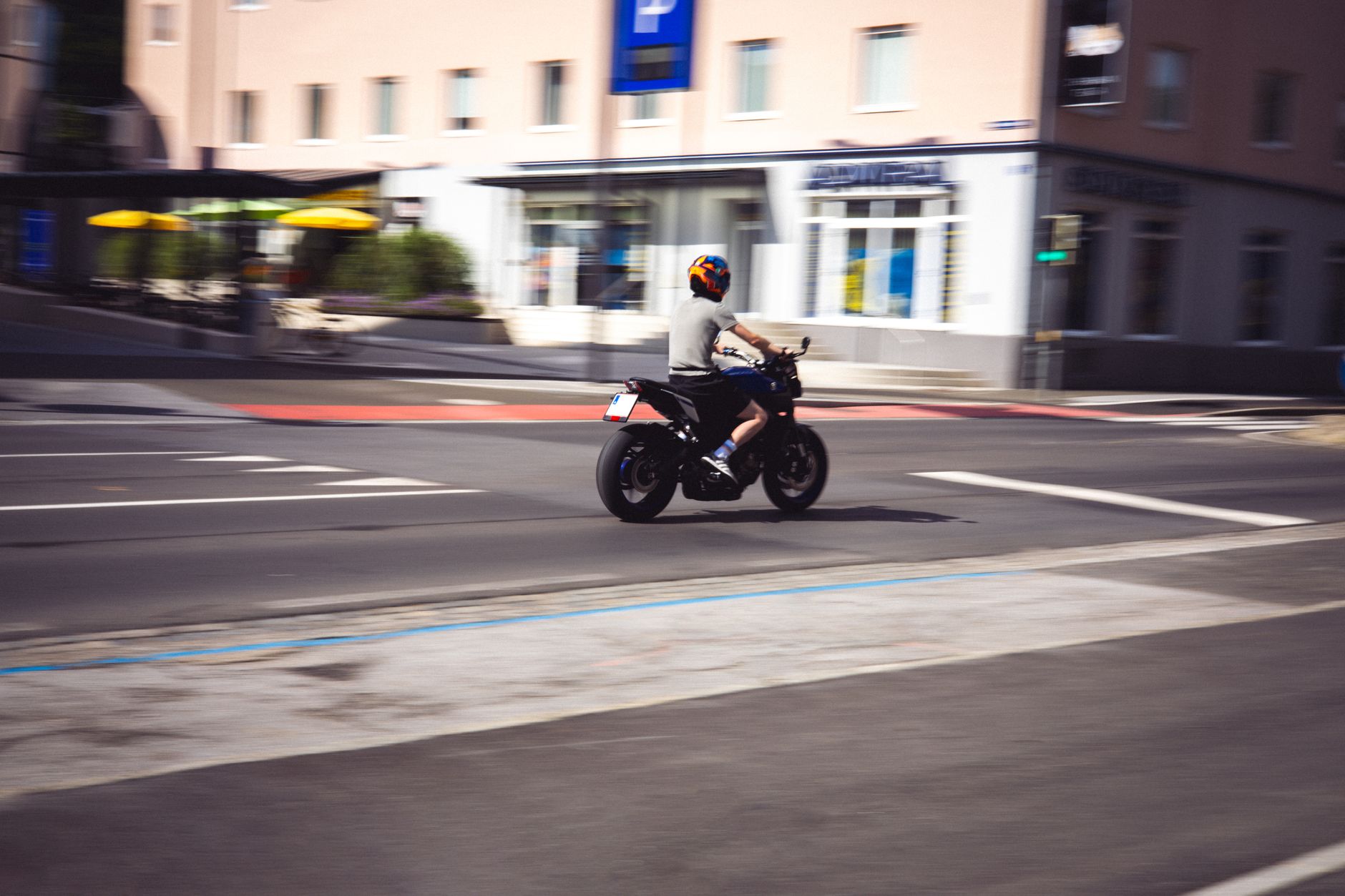 Motociclista em movimento por uma rua da cidade